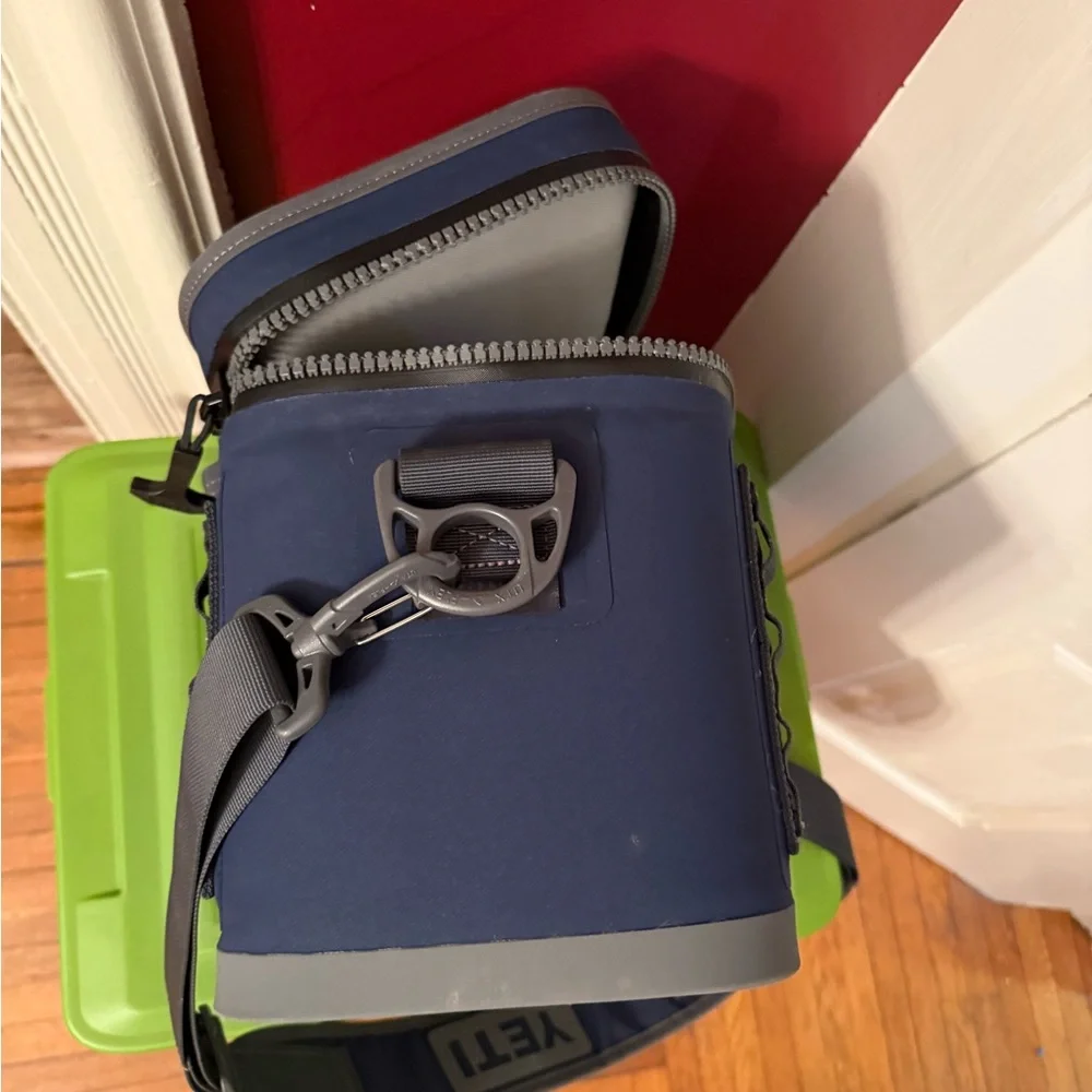 YETI Hopper 8 cooler - Picture 6 of 7